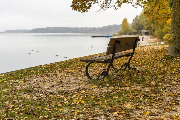 Banco del parque en el lago Chiemsee, Alemania, en otoño — Foto de Stock