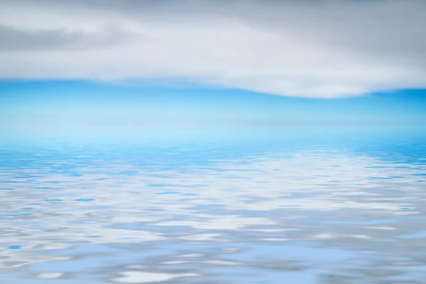 Blauwe zee en hemel achtergrond met de lange witte wolk — Stockfoto