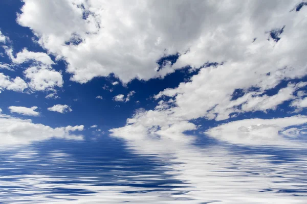 Fondo azul mar y cielo con grandes nubes blancas — Foto de Stock