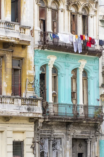 Shabby residential houses in Havana, Cuba — Stock Photo, Image