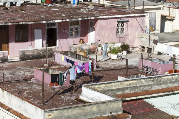 Laudry στη στέγη ενός σπιτιού στην Αβάνα, Κούβα — Φωτογραφία Αρχείου