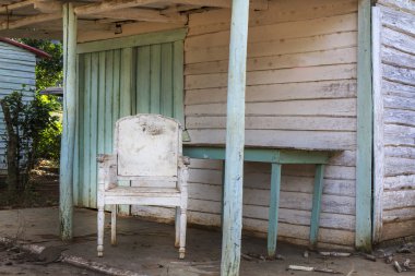 bir ev Küba önünde sallanan sandalyeler