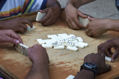 Küba üzerinde Domino oynuyor