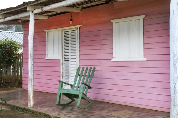 Schommelstoelen voorzijde van een woning op cuba — Stockfoto