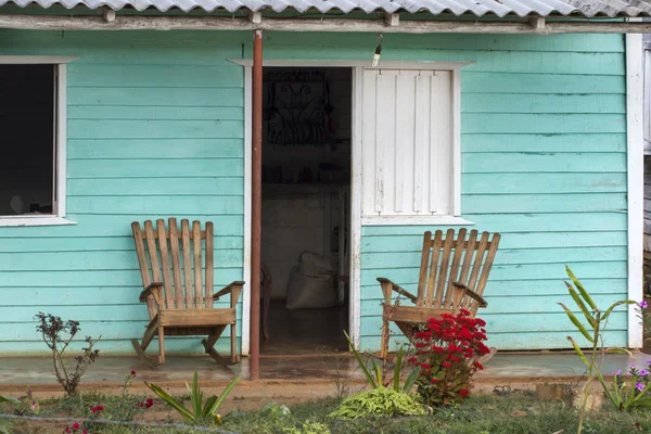 Cadeiras de balanço na frente de uma casa em Cuba — Fotografia de Stock