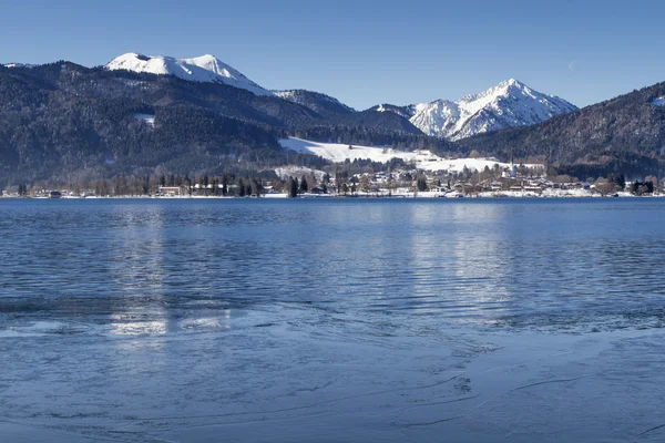 Inverno sul lago Tegernsee in Baviera, Germania — Foto Stock