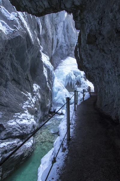 Partnachklamm ngarai di Bavaria, Jerman, di musim dingin — Stok Foto