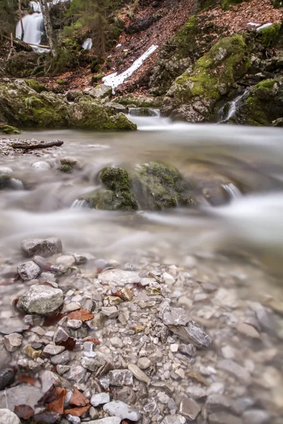 Berg rivier in de avond licht, lange tijd blootstelling — Stockfoto