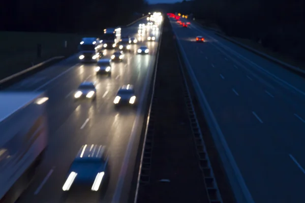 Tráfego noturno numa estrada alemã — Fotografia de Stock