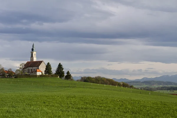 Typisch bayerische Kirche mit Blick auf die Alpen — Stockfoto