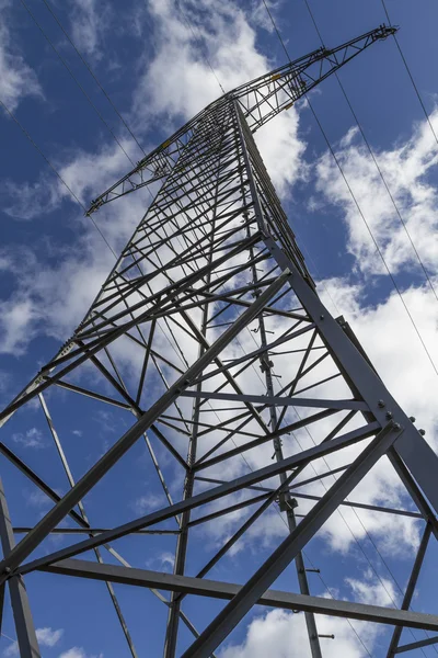 Elektrische toren close-up tegen blauwe hemel — Stockfoto