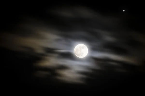 1 つの星と劇的な空と満月 — ストック写真