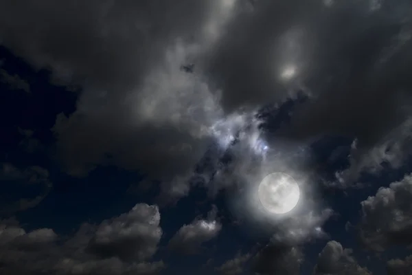 Full moon between dramatic clouds Royalty Free Stock Photos