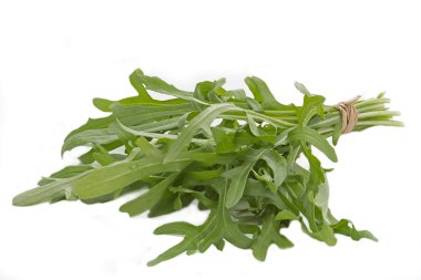 rucola salata beyaz zemin üzerinde bir demet