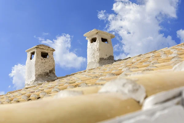 Deux cheminées sur un toit carrelé en Grèce — Photo