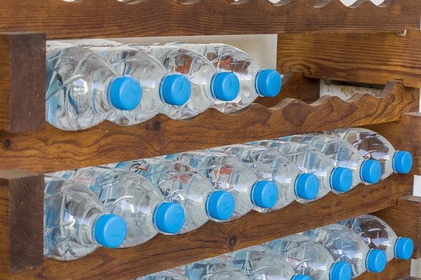 Garrafas de água de plástico em uma prateleira — Fotografia de Stock