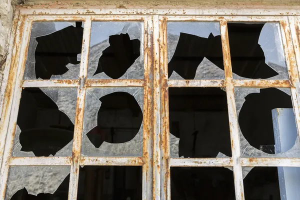 Ventanas rotas en un marco de metal — Foto de Stock