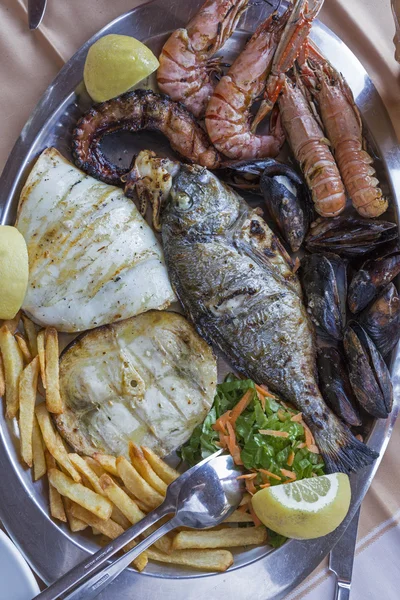 魚のグリル プレート、ギリシャ — ストック写真