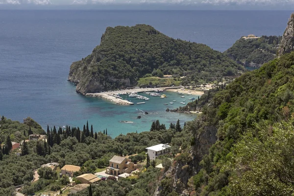 O porto de Paleokastritsa aldeia em Corfu, Grécia — Fotografia de Stock