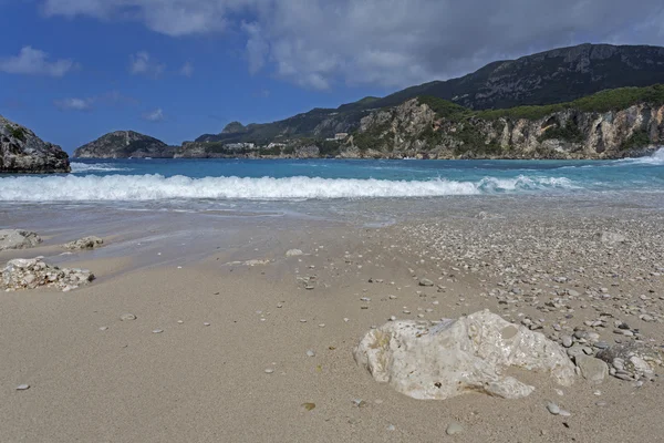 Rovinia Spiaggia vicino a Liapades sull'isola di Corfù, Grecia — Foto Stock