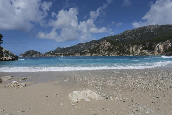 Rovinia pláž poblíž liapades na ostrově Korfu, Řecko — Stock fotografie