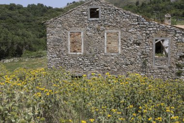 perithia eski dağ köyde görülen Korfu, Yunanistan, yıpranmış evi