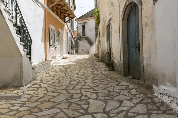 在希腊科孚岛上的一个山村里的如诗如画胡同 — 图库照片