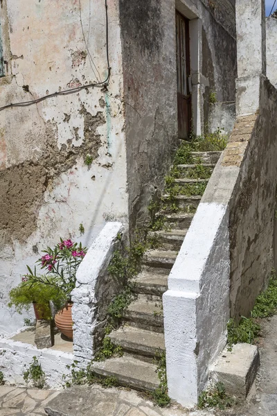 Лестница на старом доме в Греции — стоковое фото