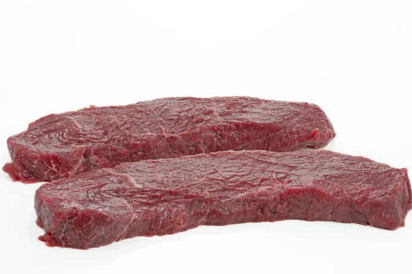 Två skivor av nötkött på vit bakgrund — Stockfoto