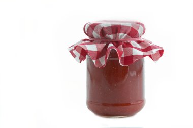 bir bardak beyaz zemin üzerine ev yapımı çilek reçeli