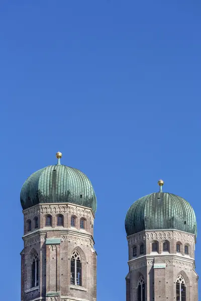 De twee torens van de kerk van onze-lieve (frauenkirche), München — Stockfoto