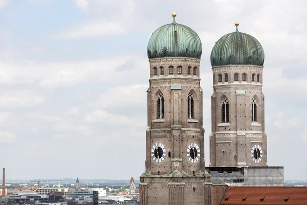 As duas torres da Igreja de Nossa Senhora (Frauenkirche), Munique — Fotografia de Stock