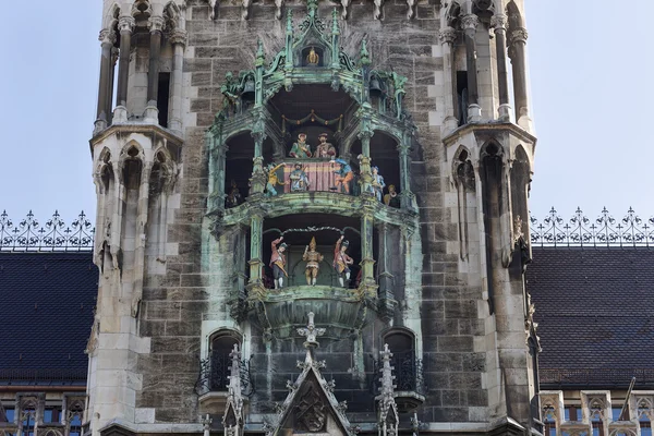 Glockenspiel am neuen Münchner Rathaus mit Fassade — Stockfoto