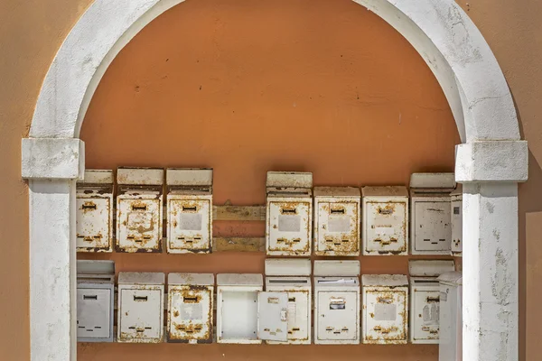 Vieilles boîtes aux lettres en métal rouillé, vues en Grèce — Photo