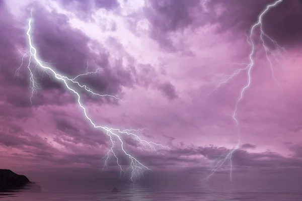 Вспышка молнии над океаном — стоковое фото