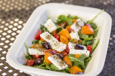 Beyaz bir kase taze salata