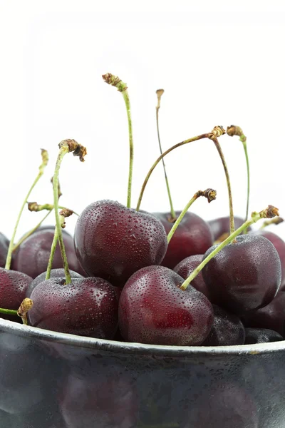 Cerejas frescas em uma tigela de vidro no fundo branco — Fotografia de Stock