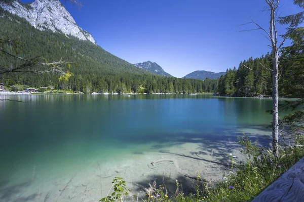 Lac de montagne "Hintersee" en Bavière, Allemagne — Photo
