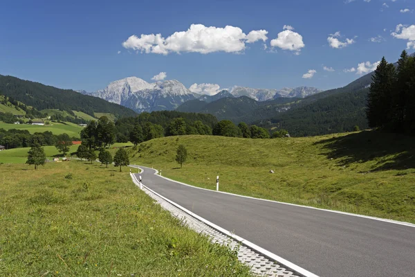 Estrada rural que leva aos alpes na Baviera, Alemanha — Fotografia de Stock