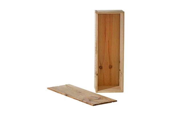 Pequena caixa de madeira isolada no fundo branco — Fotografia de Stock