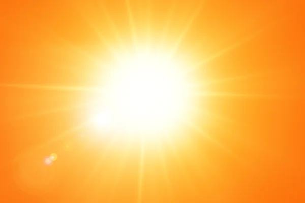 Strålande sol med lens flares på orange sommarhimmel — Stockfoto