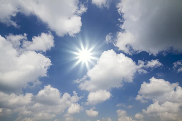 Cielo nublado con sol brillante — Foto de Stock