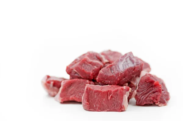 Bitar av rå nötkött gulasch med grunt dof — Stockfoto