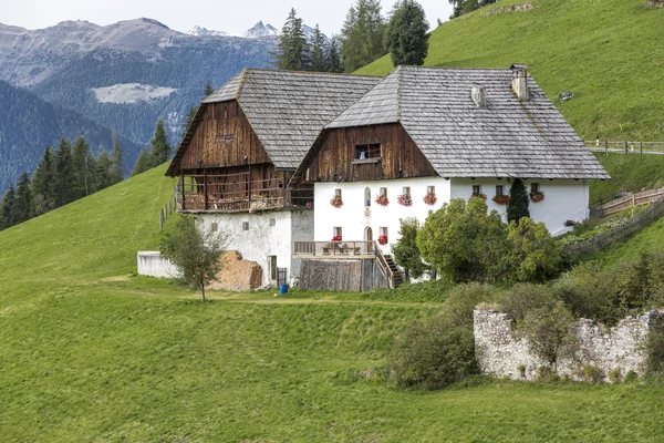 Tipikus farm házak Dél-Tirol, Olaszország — Stock Fotó