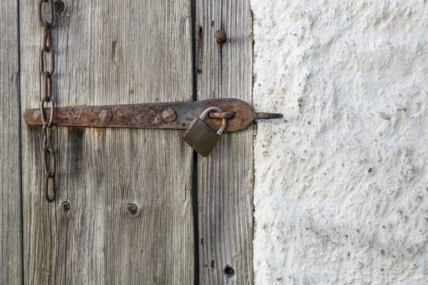 Verschlossene alte Holztür und Wand — Stockfoto