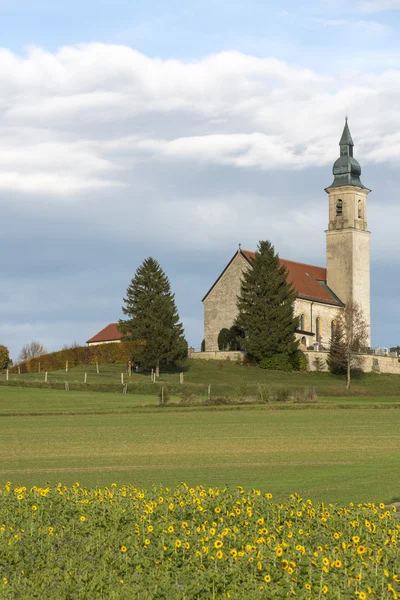 Petite église historique en Bavière rurale, Allemagne — Photo