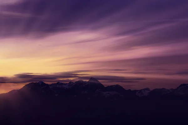 Kouzelné svítání s paprsky slunce nad německé Alpy — Stock fotografie