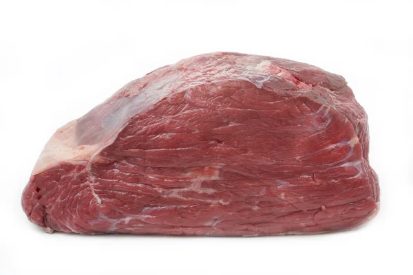 Großes Stück rohes Rindfleisch auf weißem Hintergrund — Stockfoto