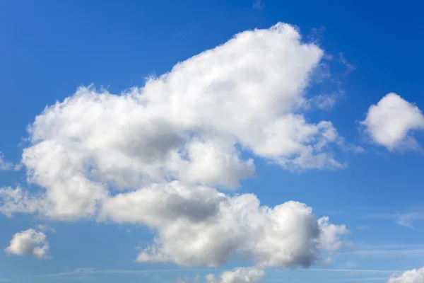 Gran nube blanca contra el cielo azul del verano — Foto de Stock