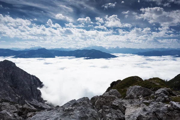 Banques de brouillard dans les Alpes allemandes — Photo